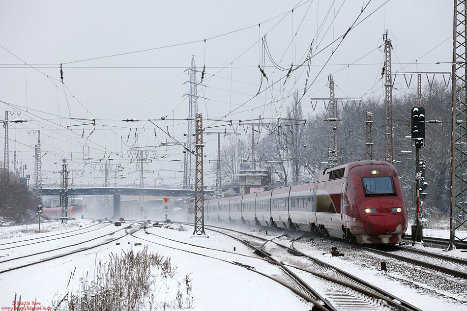 Seit Fahrplanwechsel im Dezember 2012 verkehren einige Thalys-Züge ab bzw. bis Essen Hbf. Aus Paris Nord kommend durchfährt der THA9401 mit einer Verspätung von 75 Minuten den Bahnhof Essen West und wird in wenigen Augenblicken sein Ziel Essen Hbf erreichen. 16.1.2013