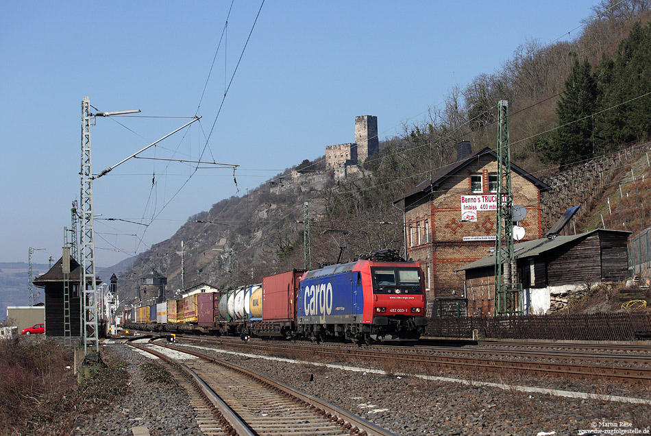 Schon seit Jahren zählen die Lokomotiven von SBB-Cargo im Rheintal zum gewohnten Bild. Am 5.3.2013 habe ich die 482 003 mit einem Containerzug in Kaub fotografiert.