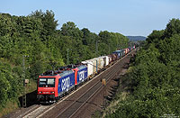 Mit vereinten Kräften fahren die 482 008 und 482 023 der SBB-Cargo den DGS40223 (Rotterdam Waalhaven – Gallsrate) bei Remagen gen Süden. 5.8.2013