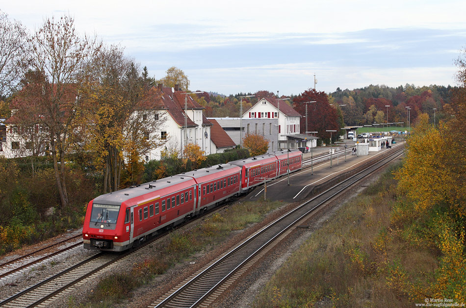 Als IRE4211 (Ulm Hbf – Lindau Hbf) verlässt der 611 045 und 040 Bad Schussenried. Planmäßig ist hier eine 218 vorgesehen! Aufgrund eines Lokschadens war die planmäßige Zuggarnitur ausgefallen, so dass die Folgeleistungen kurzerhand vom 611 übernommen wurden. Wie vom Nahverkehr in Nordrhein Westfalen gewohnt, hätte ich einen Zugausfall erwartet…