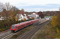 Als IRE4211 (Ulm Hbf – Lindau Hbf) verlässt der 611 045 und 040 Bad Schussenried. Planmäßig ist hier eine 218 vorgesehen! Aufgrund eines Lokschadens war die planmäßige Zuggarnitur ausgefallen, so dass die Folgeleistungen kurzerhand vom 611 übernommen wurden. Wie vom Nahverkehr in Nordrhein Westfalen gewohnt, hätte ich einen Zugausfall erwartet…