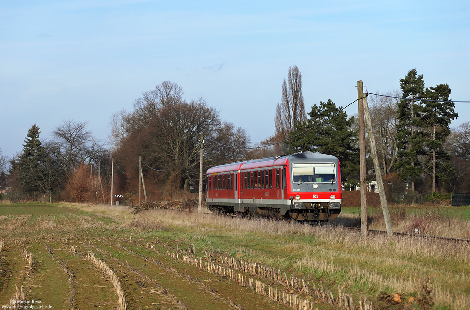 Aufgrund der noch nicht zugelassenen Triebzüge für das Dieselnetz Köln wird auf den betroffenen Strecken weiterhin mit den „alten“ Fahrzeugen gefahren. So pendelt zwischen Euskirchen und Bad Münstereifel an den Wochentagen ein 628. Am 30.12.2013 habe ich den 628 495, unterwegs als RB11640 nach Bad Münstereifel, nahe dem Haltepunkt Zuckerfabrik fotografiert.