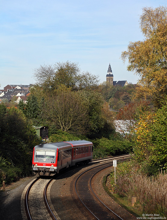 Auf dem Weg von Wuppertal Hbf nach Remscheid Hbf hat die RB30785 soeben den Bahnhof Wuppertal Rauenthal ohne planmäßigen Halt passiert. 31.10.2013
