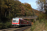 Nur noch sechs Wochen kommt die Baureihe 628 auf der RB47 zum Einsatz. Ab dem Fahrplanwechsel im Dezember wird die „abellio-Rail“ den Verkehr für die nächsten 15 Jahre mit neuen Triebwagen vom Typ LINT 41 übernehmen. Am 31.10.2013 passiert der 628 661 als RB30769 (Wuppertal Hbf – Remscheid Hbf) zwischen Wuppertal Rauenthal und Wuppertal Ronsdorf eine betagte Feldwegbrücke.