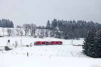 Der kurvenreiche Abschnitt westlich von Lützel hat so einige ländliche Fotomotive zu bieten. Hier fährt der 640 012 und 003 als RB29282 nach Siegen. 25.1.2013

