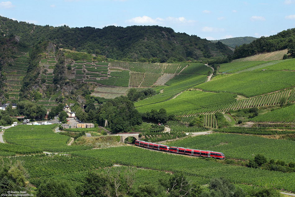 Aus dem gegenüberliegendem Weinberg hat man einen prima Blick auf das Ahrtal und die KBS477. Ebenfalls bei Mayschoß fährt die RB12619 aus Ahrbrück nach Bonn Hbf.