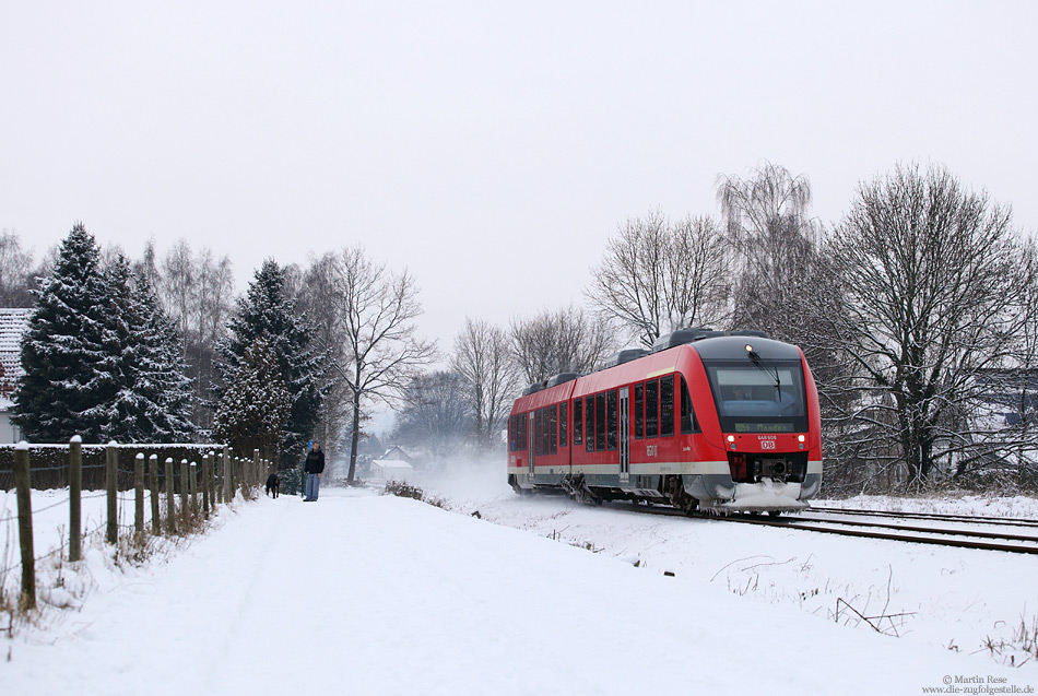 Die KBS437 führt von Unna über Fröndenberg und Menden nach Neuenrade. Der Reisezugverkehr auf dieser 39 Kilometer langen Nebenbahn wird mit Dortmunder LINT (Baureihe 640/648) abgewickelt. Der knapp fünf Kilometer lange Abschnitt Fröndenberg – Menden ist zweigleisig ausgebaut. Hier habe ich am 22.1.2013 die aus dem 648 108 gebildete RB29133 (Unna – Menden) fotografiert.
