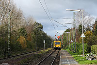 In Marienhafe ist der 708 337 bei der Reparatur der Fahrleitung im Einsatz, 7.11.2013. Im Vordergrund sind die neu errichteten Fahrleitungsmaste und die Reste der beschädigten Betonmaste zu sehen. Am Nachmittag des Tages konnte der Zugverkehr nach zehn (!) Tagen Unterbrechung wieder aufgenommen werden.