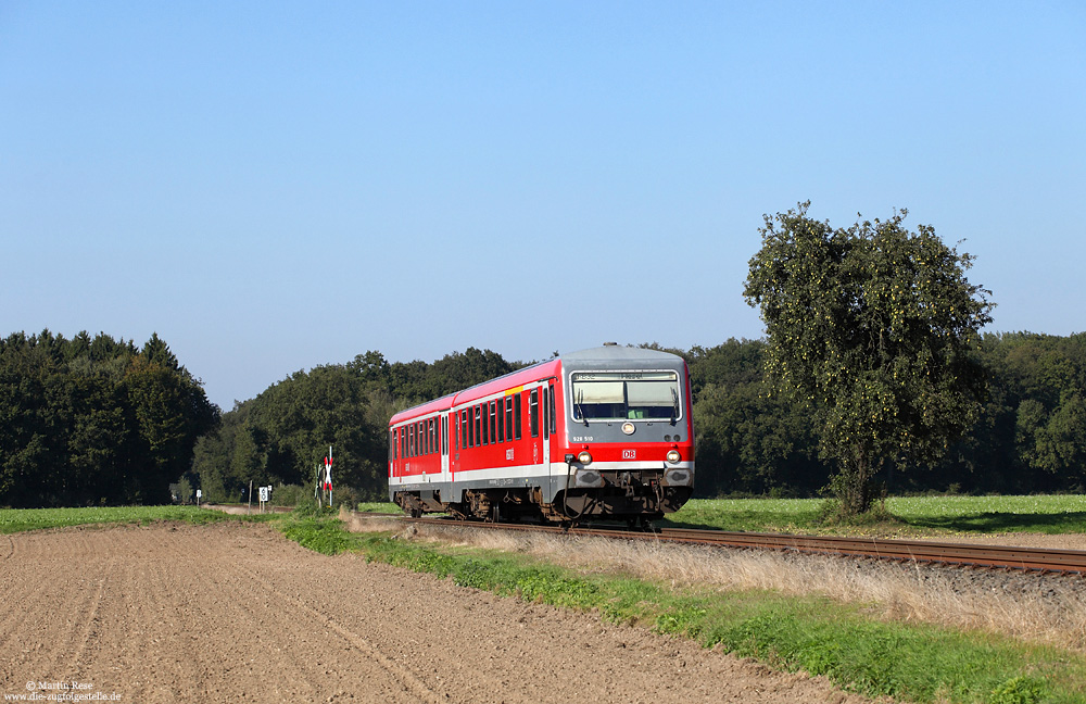 Ein stattlicher Birnbaum bei Blumenkamp dient als Motiv für die RB10281 nach Wesel. 1.10.2013
