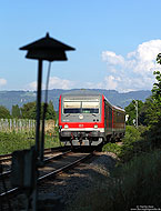 Entlang der Bodenseegürtelbahn sind noch einige Bahnhöfe mit Formsignalen ausgerüstet. So auch der Bahnhof Nonnenhorn. Mehrmals in der Stunde künden die Läutewerke dreier Bahnübergänge den nächsten Zug an. Hier habe ich den 628 548 fotografiert, der als RB22732 von Aulendorf nach Friedrichshafen Hafen unterwegs war.