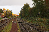 Am 28. Oktober fegte ein Sturmtief über Norddeutschland hinweg und richtete große Schäden an. Ein umgestürzter Baum beschädigte die Oberleitung im Bahnhof Marienhafe, so dass der Zugverkehr zwischen Emden und Norddeich eingestellt werden musste. Die Aufnahme vom 4.11.2013 zeigt einen der beiden abgeknickten Fahrleitungsmaste… 
