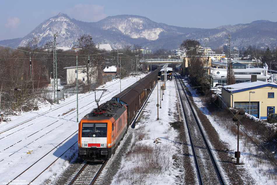 Auf dem Weg nach Süden passiert die E189 821 der LOCON AG den Bahnhof Bad Honnef. Im Hintergrund ist der Drachenfels zu sehen. 13.3.2013
