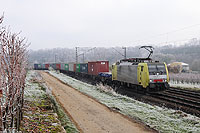 Mit einem Containerzug fährt die ES64 F4-031 nördlich von Lauffen (Neckar) gen Süden. 27.11.2013
