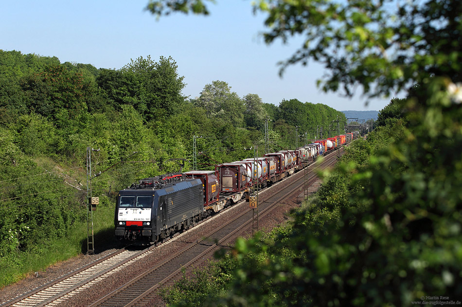 Am Morgen des 7.6.2013 rollt die ES64 F4-107 von DISPO-Lok mit einem Containerzug bei Remagen gen Süden.