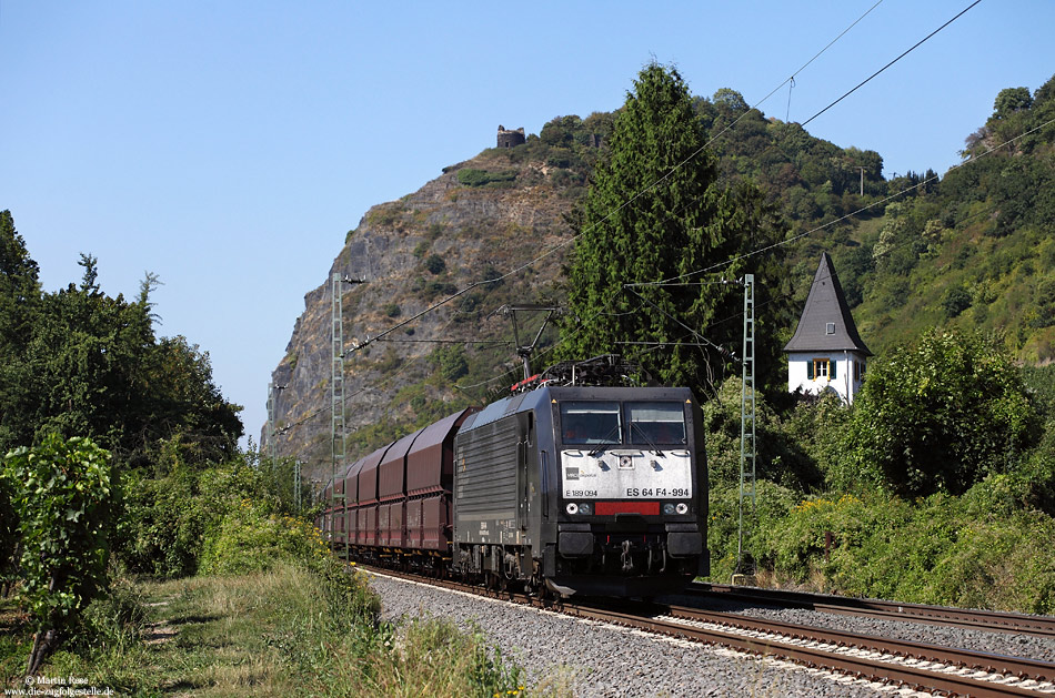 Ein Standortwechsel führte mich nach Hammerstein. Hier konnte ich die ES64 F4-994 mit einem auffällig sauberen Kohlezug auf den Chip bannen. 5.9.2013
