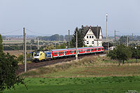 Am 25.9.2013 fuhr ich mal wieder nach Sangerhausen und plante auf der Anreise einem Abstecher an die KBS606 (Fröttstedt – Friedrichroda). Ein liegengebliebener ICE bescherte meinem InterCity eine Verspätung von 18 Minuten, so dass in Eisenach mein Anschlusszug weg war. Als Ersatzprogramm verschlug es mich nach Seebergen. Hier verkehrt die RB20 (Halle – Eisenach) mit y-Wagen. Als Zuglok dienen Lokomotiven der Baureihe 182 von DB-Regio und MRCE-Dispolok. 
Am späten Nachmittag des 25.9.2013 erreicht die ES64 U2-025 mit der RB16298 Seebergen.