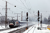 Auf dem Weg von Hamburg nach Köln wirbelt die ES64 U2-036 (und ES64 U2-030 am Zugschluss) mit dem HKX1800 in Essen West den Schnee auf, 16.1.2013. Inzwischen konnte der Wagenmangel beim HKX durch Anmietung dieser NOB-Garnitur behoben werden. Die Wagen kamen schon als FLEX zwischen Hamburg und Flensburg, im Interconnex zwischen Köln und Rostock und beim Ersatzverkehr der Eurobahn auf der Strecke Mönchengladbach – Hamm zum Einsatz.