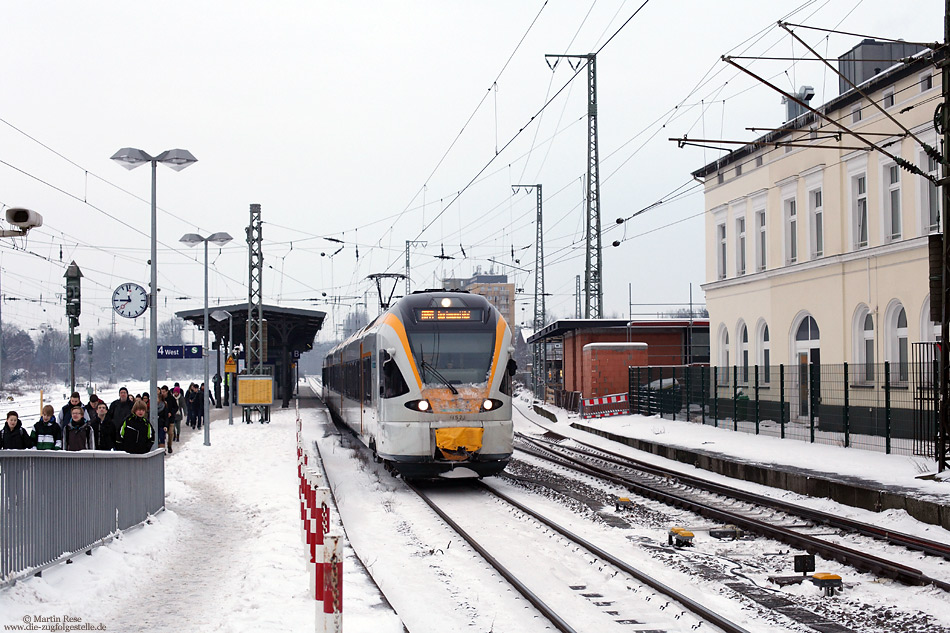 Seit 14.12.2008 verkehrt die Eurobahn auf der RB59 (Soest – Dortmund) mit Triebwagen vom Typ Flirt. Nach dem Zwischenhalt in Unna, den einige Fahrgäste zum Umstieg auf die S4 nutzen, setzt die ERB5136 seine Fahrt nach Dortmund Hbf fort. 22.1.2013.