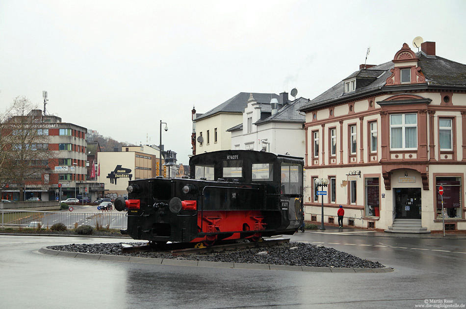 Vor dem Bahnhof in Limburg/Lahn steht die Ks4071 (AEG, 4800/1932) in Mitte eines Kreisverkehres als Denkmal. Im neuen Nummernschema der Deutschen Bundesbahn bekam die Akkulok die Nummer 381 201. Unter dieser Nummer war die Lok allerdings nicht lange im Einsatz, da sie am 1.3.1970 beim Bw München Hbf ausgemustert wurde. Nach einer langjährigen Abstellzeit bekam sie einen Platz auf dem Denkmalsockel im Ausbesserungswerk Limburg. Seit Mai 2009 steht die Ks4071 nun vor dem Limburger Hauptbahnhof als Denkmal.