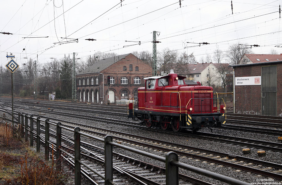 Am verregneten Wochenende 9./10.März feierten die Eisenbahnfreunde Witten ihr 30-jähriges Bestehen. Neben einem bunten Rahmenprogramm wurden Führerstandsmitfahrten auf der 265 006 und der V60 615 der Museumseisenbahn Hamm angeboten. Mit einigen Fahrgästen an Bord habe ich die V60 615 an der nördlichen Bahnhofsausfahrt von Witten fotografiert. 9.3.2013