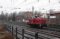 Am verregneten Wochenende 9./10.März feierten die Eisenbahnfreunde Witten ihr 30-jähriges Bestehen. Neben einem bunten Rahmenprogramm wurden Führerstandsmitfahrten auf der 265 006 und der V60 615 der Museumseisenbahn Hamm angeboten. Mit einigen Fahrgästen an Bord habe ich die V60 615 an der nördlichen Bahnhofsausfahrt von Witten fotografiert. 9.3.2013