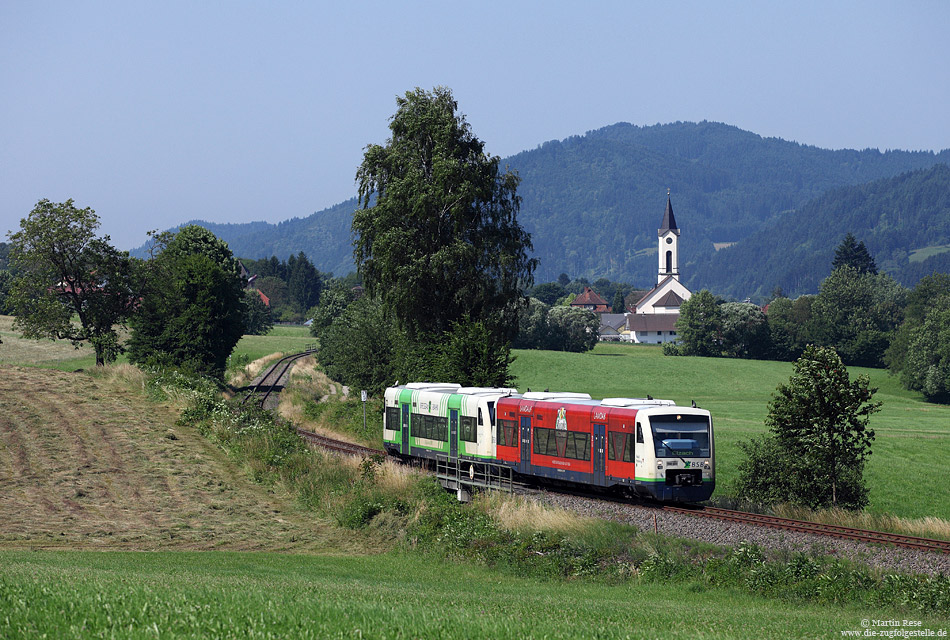 Der Gesamtverkehr auf der zur Breisgau-S-Bahn zählenden Strecke Denzlingen – Elzach wird mit Regioshuttle gefahren. Am Vormittag des 6.7.2013 hat die BSB88418 bei Oberwinden nur noch ein paar Kilometer bis zum Ziel Elzach.
