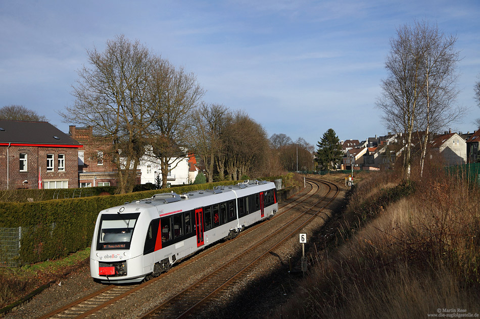 Entgegen der Erwartungen haben die LINT der ABELLIO-Rail tatsächlich rechtzeitig ihre Zulassung bekommen. Am 2. Betriebstag, dem 15.12.2013, rollte der Betrieb auf der KBS458 recht reibungslos. Unterwegs als ARB30771 (Wuppertal Hbf – Remscheid Hbf) habe ich den VT12 002 bei Remscheid Lennep fotografiert.