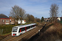 Entgegen der Erwartungen haben die LINT der ABELLIO-Rail tatsächlich rechtzeitig ihre Zulassung bekommen. Am 2. Betriebstag, dem 15.12.2013, rollte der Betrieb auf der KBS458 recht reibungslos. Unterwegs als ARB30771 (Wuppertal Hbf – Remscheid Hbf) habe ich den VT12 002 bei Remscheid Lennep fotografiert.