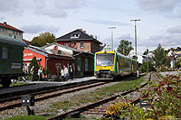 Auf der Ilztalbahn (Passau – Freyung) finden an den Wochenenden in den Sommermonaten Sonderfahrten statt. Der reguläre Reisezugverkehr endete hier im Sommer 1982. Am Nachmittag des 22.9.2013 hat die aus dem VT17 und VT19 gebildete RB32874 den Endbahnhof Freyung erreicht.