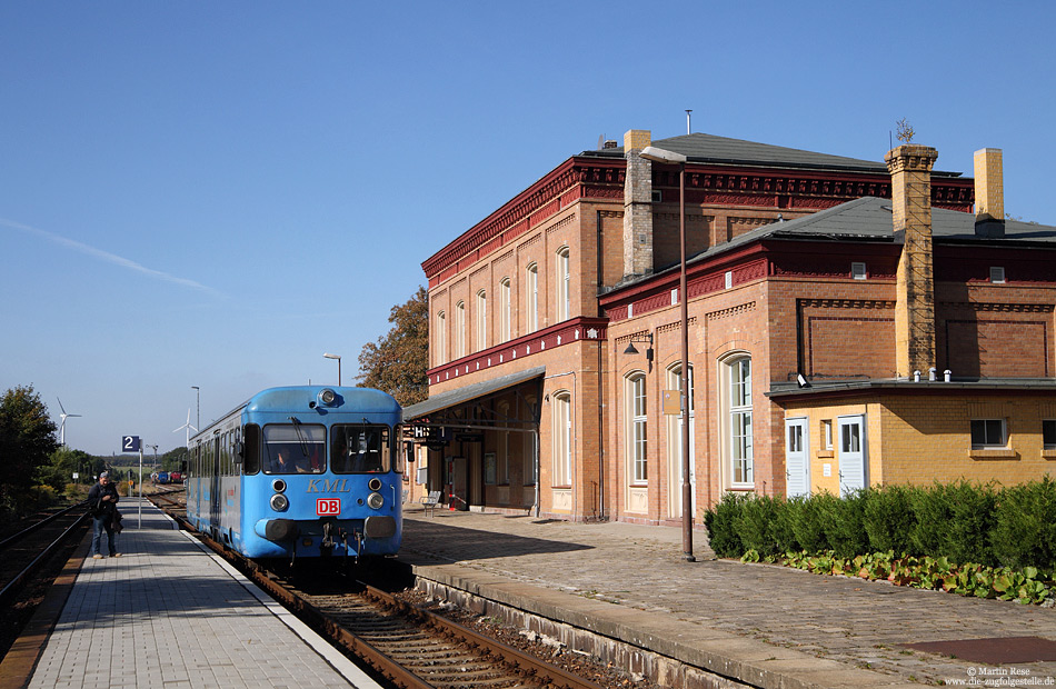 Seit 1997 betreibt die KML (Kreisbahn Mansfelder Land) die Wipperliesel zwischen Klostermansfeld und Wippra im Auftrag der DB. Nachdem die Triebwagen mit PZB ausgerüstet und der Vertrag um weitere fünf Jahre verlängert wurde, kann man hier weiterhin planmäßige Eisenbahnromantik erleben. Am 28.9.2013 wartet der VT408 (Esslingen, 1959) in Klostermansfeld auf die Abfahrt als RB34780 nach Wippra.