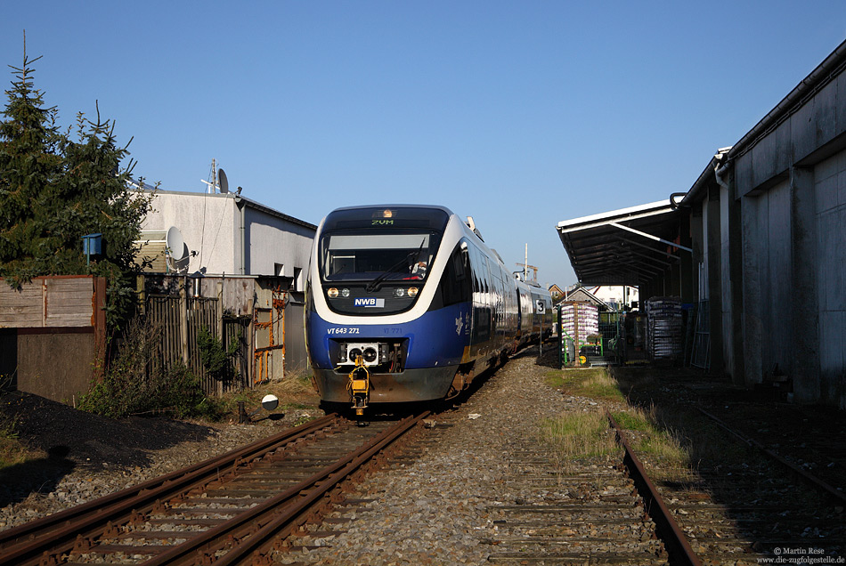 Am 29.9.2013 fand ein Pendelverkehr auf der WLE-Nordbahn zwischen Osnabrück und Recke statt. Es galt unter anderem für eine Reaktivierung der Strecke zu werben. Der planmäßige Reisezugverkehr wurde bereits 1967 eingestellt. Obwohl die Fahrten sehr gut angenommen wurden, demonstrierten in Espel einige Bürger gegen die Reaktivierung! Die Aufnahme zeigt den aus dem VT643 271 und VT643 274 gebildeten Sonderzug kurz nach der Ankunft in Recke.
Auch diese Reise verlief nicht ganz pünktlich: Zunächst sah es so aus, als hätte mein Heimatzug, der IC2315 nach Köln, „nur“ 14 Minuten Verspätung. Osnabrück verließ er dann mit 34 Minuten und steigerte sich bis Köln Hbf nach und nach auf 56 Minuten…
