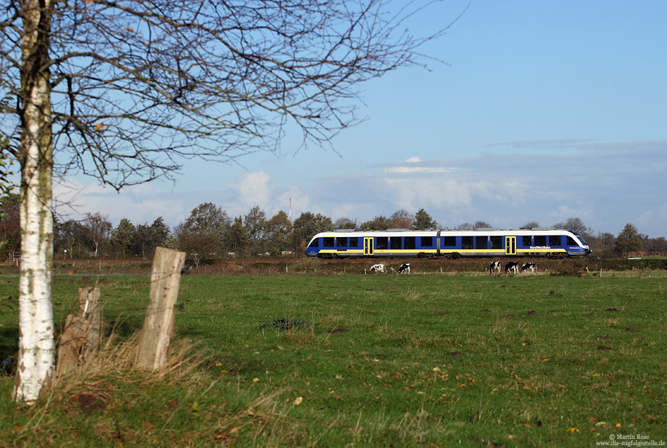 Anfang November war ich ein paar Tage zu Besuch in Ostfriesland. Unterwegs als NWB82248 (Wilhelmshaven – Esens) habe ich den VT648 075 kurz vor seinem Ziel fotografiert. 5.11.2013