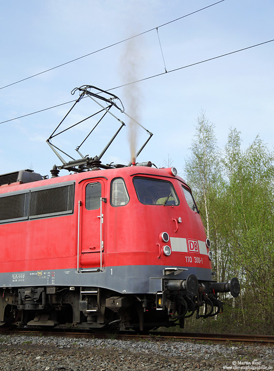 Den Achtungspfiff einer Lokomotive kann man mitunter nicht nur hören sondern auch sehen: Während der langen Abstellzeit der 110 300 in Koblenz Lützel sammelte sich Regenwasser in der Pfeifeinrichtung, welches beim Prüfen der Lokpfeife ins Freie strömt… 3.4.2014