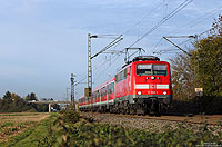 Im letzten Licht des 31.10.2014 fährt die 111 048 mit der aus Offenburg kommenden RB26575 bei Kenzingen nach Basel Bad. Bf.