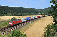Von der bekannten „Fotobrücke“ zwischen Wernfeld und Gambach habe ich die 152 099 mit einem Containerzug fotografiert. 27.6.2014