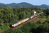 Hoch hinauf ging es am 17.7.2014! Vom Parkhaus in Bonn Oberkassel hat man einen prima Blick auf den Bahnhof und das Siebengebirge. Hier fährt die 185 581 der CROSS-Rail mit dem DGS41666 (Novara Boschetto – Genk) gen Norden.

