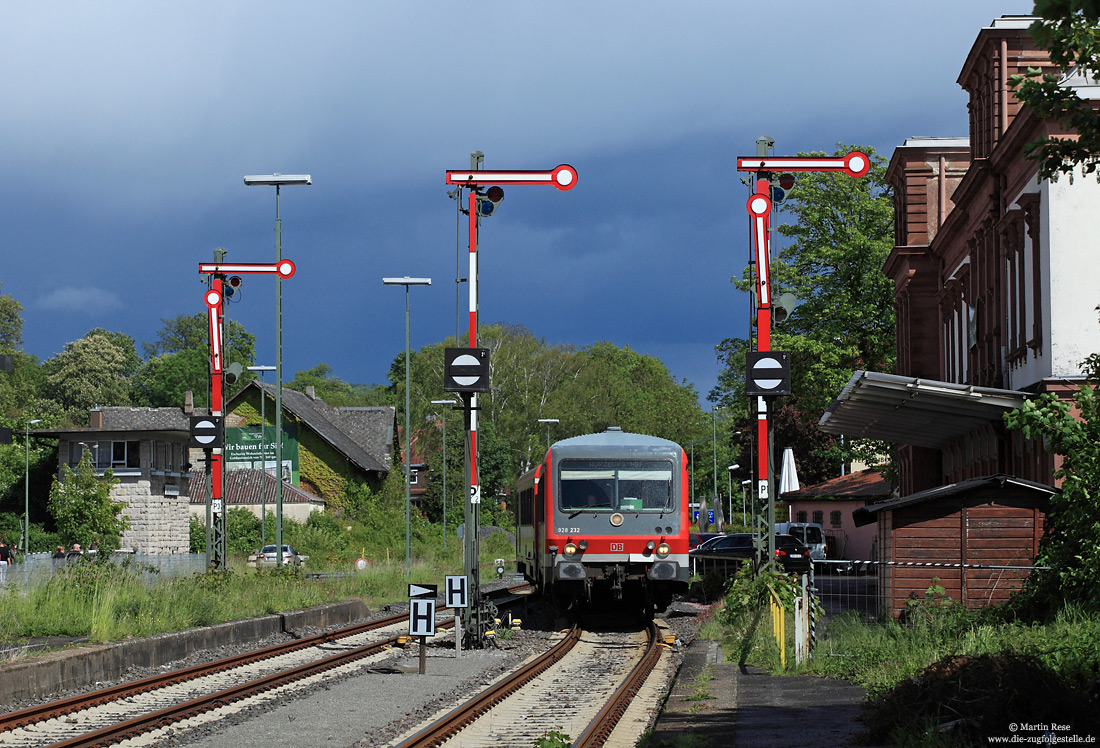 Als RB23532 (Crailsheim – Würzburg Hbf) fährt der 628 232 in Bad Mergentheim ein. 12.5.2014