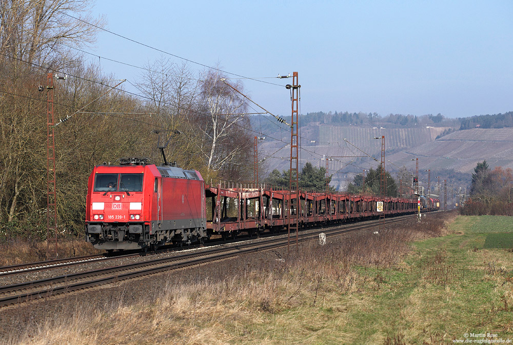 Am 7.2.2015 war ich mit einem Hobbykollegen zwischen Gemünden und Würzburg unterwegs. Bei fast frühlingshaften Temperaturen fährt die 185 220 mit einem gemischten Güterzug bei Himmelstadt in Richtung Würzburg.