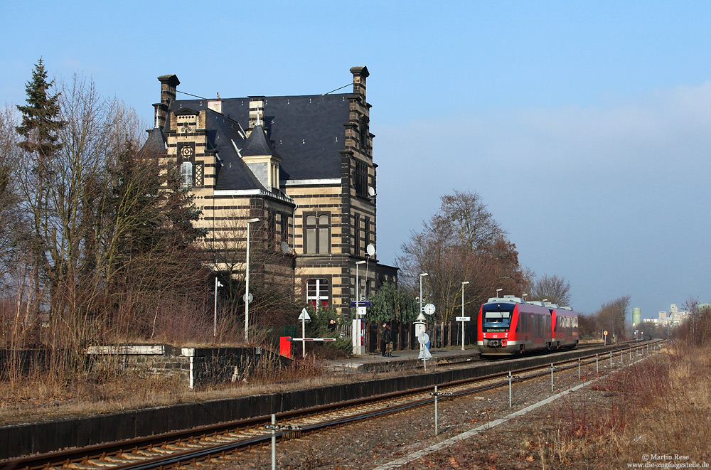 Auf der Fahrt von Koblenz nach Mayen Ost macht die aus dem 640 019 und 640 002 gebildete RB12768 in Kruft Station. Das imposante Empfangsgebäude zeugt noch heute von der einstigen Bedeutung der Strecke! 12.2.2015

