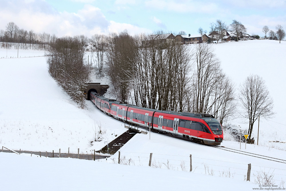 Dieselbe Stelle noch einmal aus einer andere Perspektive: 644 009, 644 064 und 644 053 als RB11557 nach Köln Hansaring.