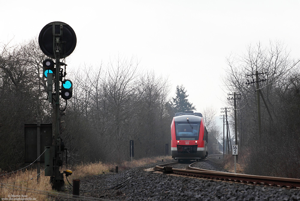 „Halt erwarten“ zeigt das Einfahrvorsignal von Mendig für die RB12621. Nachdem ein Spannwerk durchrostet und umgekippt war, wurde das Vorsignal kurzerhand in der Stellung „Vr0“ fest gelegt! 12.2.2015