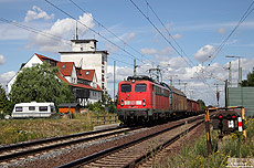 Die letzten planmäßigen Einsätze der betagten Baureihe 140 bei DB-Cargo findet man derzeit zwischen Seelze und Braunschweig. Am Vormittag des 12.7.2016 passiert die 140 805 mit dem 53837 (Seelze Rbf – Braunschweig Rbf) den Bahnhof Vechelde.