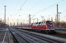 Mit dem Sonderzug DPF62208 (Münster – Witten – Oldenburg) fährt die 220 033 der Eisenbahnfreunde Hamm in Oberhausen Hbf ein, 3.12.2016.
