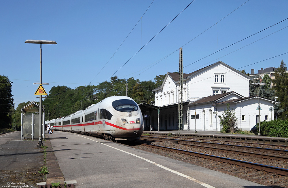 Während der Streckenabschnitt Düren – Köln für den Schnellverkehr komplett ausgebaut ist, sind die ICE und THALYS zwischen Aachen und Düren eher gemächlich unterwegs. Mit einer Verspätung von 25 Minuten durchfährt der 406 054 als ICE15 (Brüssel – Frankfurt) den Bahnhof Eschweiler. 