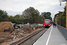 Im September begannen die Bauarbeiten an meinem "Heimatbahnsteig" Rösrath Stümpen. Dazu wurde Anfang Oktober ein provisorischer Bahnsteig in Betrieb genommen. Bis Ende 2016 soll der neue 76 cm hohe Bahnsteig fertig gestellt sein. Am 6.10.2016 war der alte Bahnstein bereits entfernt worden…