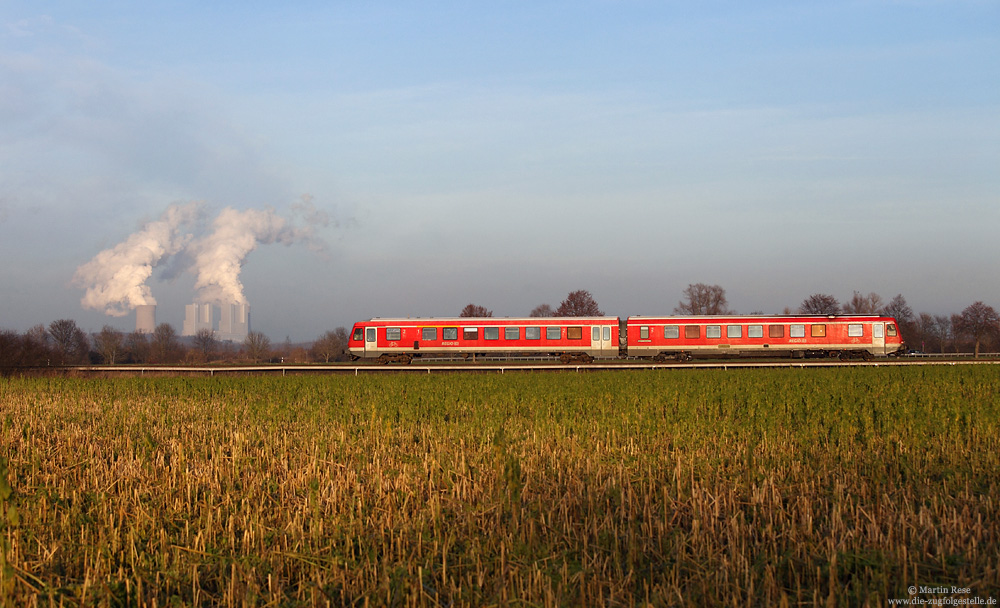 Seit 11.12.2016 kommen auf der KBS481 wieder 628 zum Einsatz. Gefahren werden die Pendelzüge Horrem – Bedburg sowie ein Umlauf Düsseldorf – Köln. Zwischen Bedburg und Glesch fährt der 628 660 als RB11189 nach Horrem. Im Hintergrund ist das Braunkohlekraftwerk Neurath zu sehen.