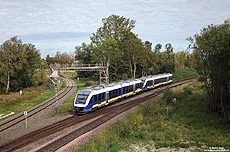 Im letzten Jahr wurde nördlich des Bahnhofs Sande eine Straßenbrücke errichtet, die neue Motive an den Strecken nach Wilhelmshaven und Esens bietet. Aus Wilhelmshaven kommend fährt NWB82314 in Sande ein. 28.9.2016