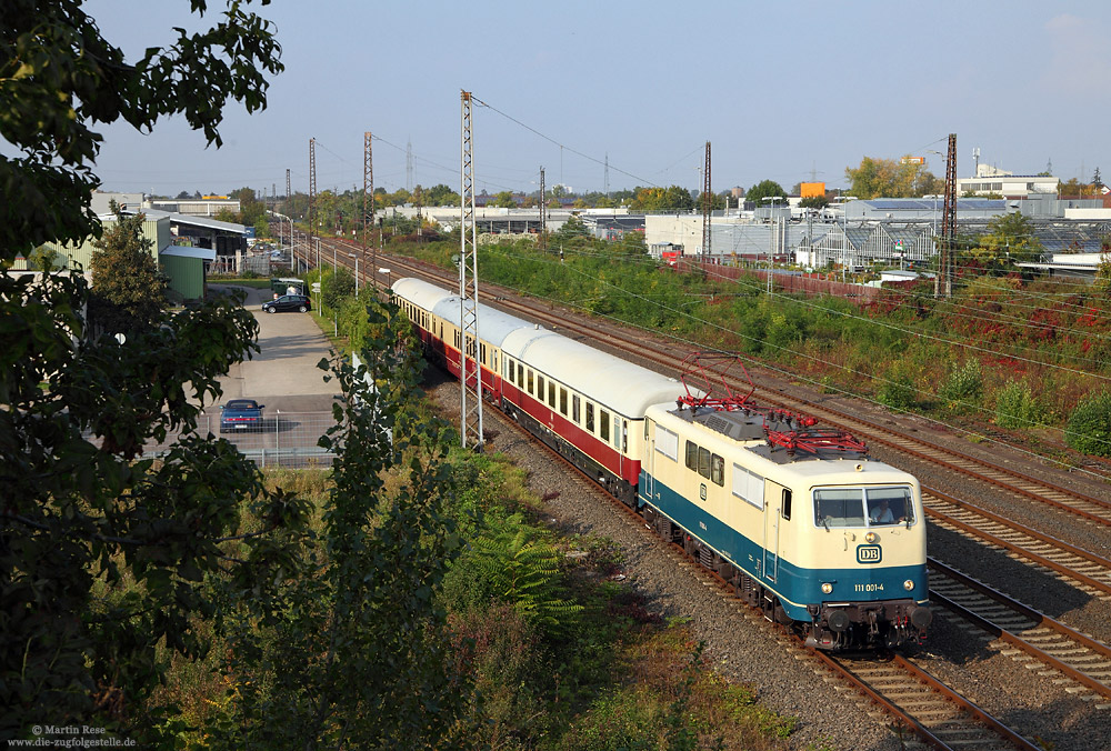 111 001 mit dem TEE des DB-Museums in Frankenthal