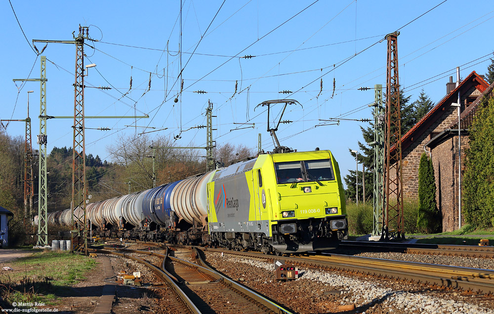 Mit einem Kesselwagenzug erreicht die „RheinCargo“ 119 008 den Bahnhof Laufach. Die Weiterfahrt wird noch ein bisschen auf sich warten lassen, da die Schiebelok gerade im Einsatz ist, 28.3.2017.