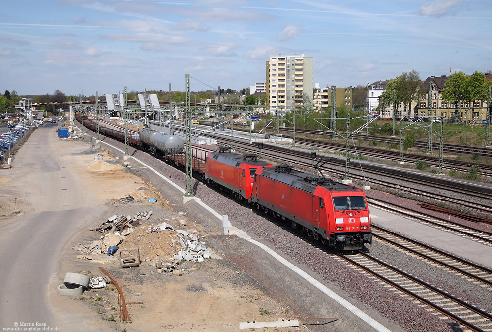Am 2.12.2010 durchfährt die 185 241 den Bahnhof Opladen.